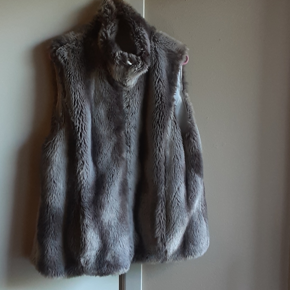 Kristen Blake faux fur vest large